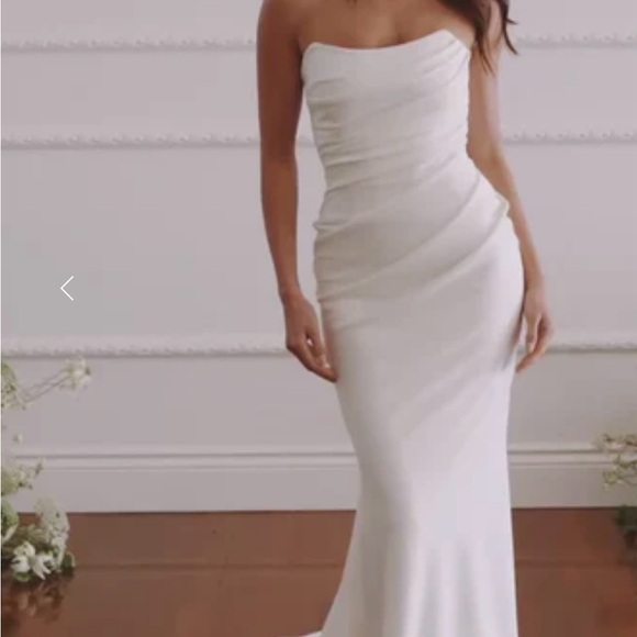 Elegant White Strapless Dress - Picture 1 of 2